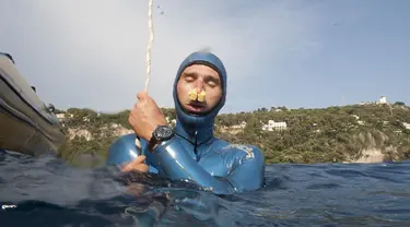 Penyelam asal Perancis Guillaume Nery berlatih apnea selama sesi latihan di laut Mediterania, Nice, Perancis, (18/7/ 2015). Ia mengikuti kejuaraan dunia selam yang  berlangsung pada 5 hingga 20 September mendatang di Siprus. (AFP PHOTO/Boris Horvat)