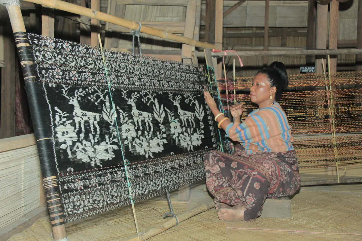 Alfonsa Horeng pendiri Sentra Tenun Lepo Lorun terus menjaga dan melestarikan warisan budaya melalui kain tenun ikat tradisional NTT.