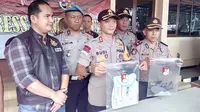 Kapolres Garut AKBP Budi Satria Wiguna saat itu, menunjukan beberapa barang bukti yang digunakan para pelaku pencabulan yang dilakukan tersangka di Garut (Liputan6.com/Jayadi Supriadin)