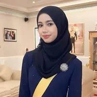 Penampilan Putri Ameerah tak luput dari sorotan saat prosesi pernikahan Pangeran Mateen. Ia tampil begitu memikat dengan gaya santunnya. [Foto: Instagram/ 𝑷. 𝑨𝑴𝑬𝑬𝑹𝑨𝑯 𝑾𝑨𝑹𝑫𝑨𝑻𝑼𝑳 𝑩𝑶𝑳𝑲𝑰𝑨𝑯]