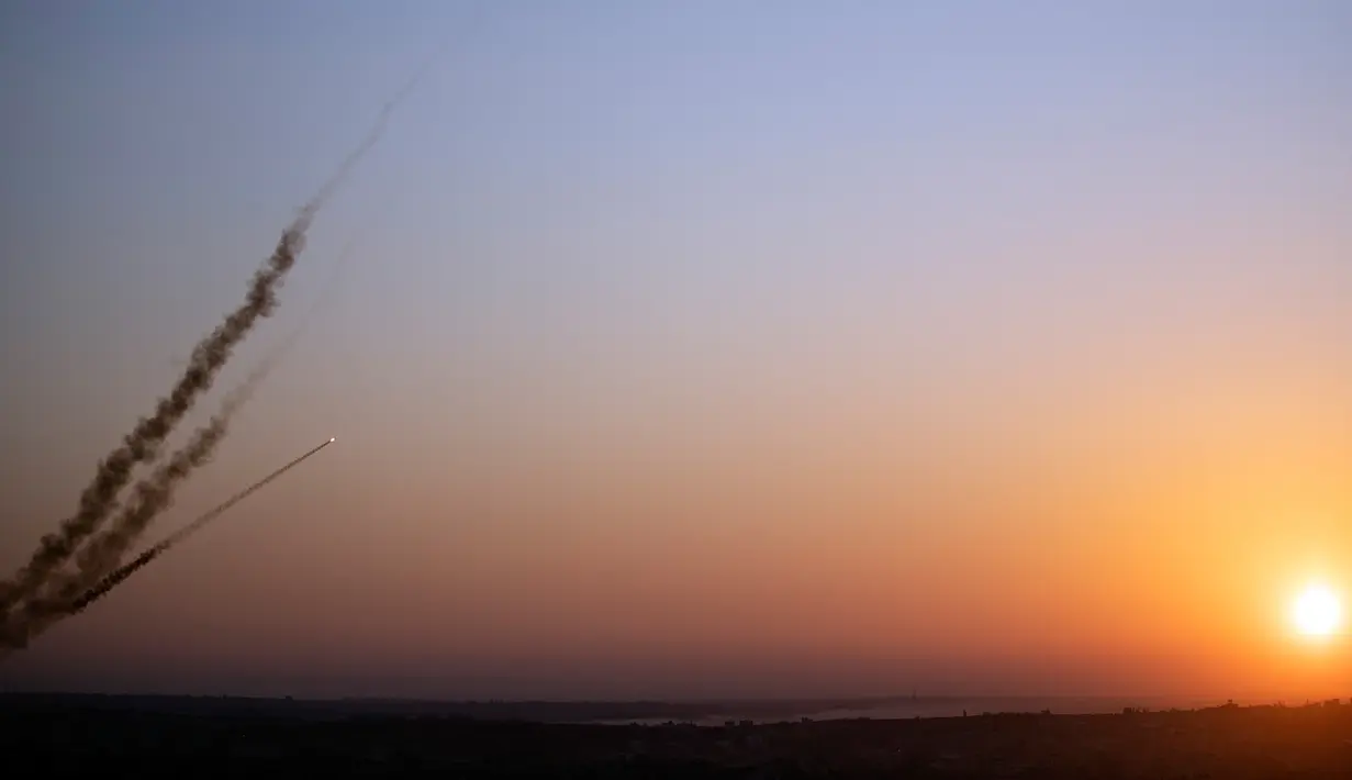 Roket diluncurkan dari Jalur Gaza ke Israel, Palestina, Selasa (12/11/2019). Tewasnya komandan Jihad Islam Baha Abu Al-Ata memicu serangan balasan dari militan Palestina di Gaza. (AP Photo/Khalil Hamra)