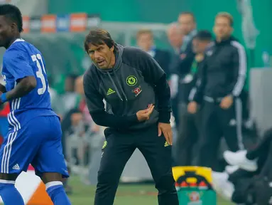 Pelatih anyar Chelsea Antonio Conte (kanan) saat menginstruksikan pemainnya saat melawan  Rapid Wina pada laga persahabatan di Allianz Arena Wina, Austria, (16/7). Chelsea kalah dengan skor 2-0. (Reuters / Heinz - Peter Bader)