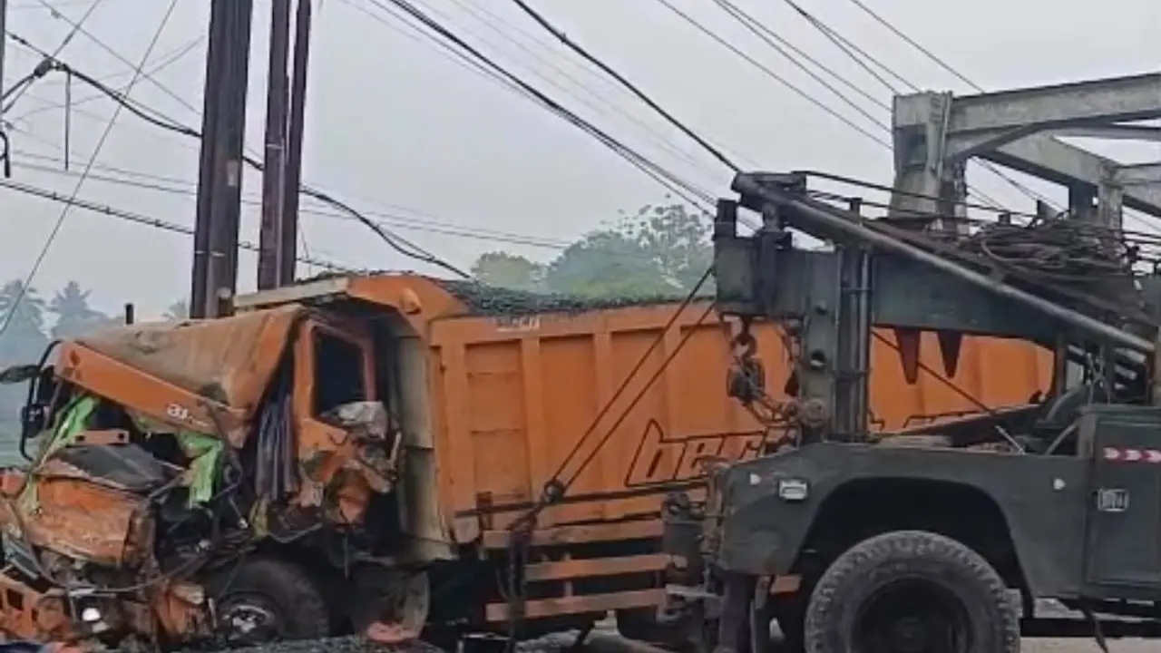 Proses evakuasi Kecelakaan beruntun 5 kendaraan di Sukabumi.