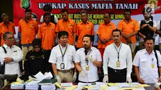 Subdit Harda Dit Reskrimum Polda Metro Jaya merilis kasus mafia tanah yang terjadi di Jakarta dan Bekasi, Polda Metro Jaya, Jakarta, Rabu (5/9). Kasus tersebut terjadi di wilayah Cipinang Jakarta Timur dan Segara Makmur Bekasi. (Liputan6.com/JohanTallo)