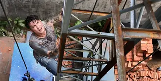 Biasanya, wajah tampan Miller Khan ditemukan dalam aktingnya di berbagai judul film, namun tidak untuk yang satu ini. Ketampanan Miller kali ini terlihat dalam aksinya menjadi kuli sehari, dan pastinya tetap menggoda wanita. (Bambang E.Ros/Bintang.com)