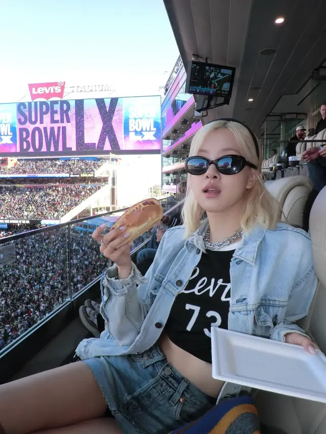 Gaya Slay Rose BLACKPINK Nonton Super Bowl 2026 dengan Busana Minimalis
