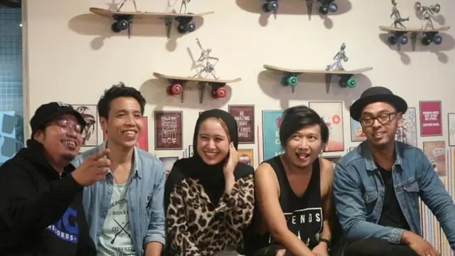 H.U.E merupakan band yang bernaung dibawah komando BIG Records Asia (https://www.instagram.com/p/CmWKFRMvP4D/)