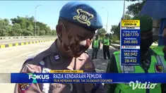 Petugas gabungan di hari kedua lebaran ini menghentikan kendaraan truk di pintu exit tol Bandar Kedungmulyo, Jombang. Saat diperiksa petugas justru menemukan kendaraan roda 4 jenis jip yang sengaja dimuat di atas truk.