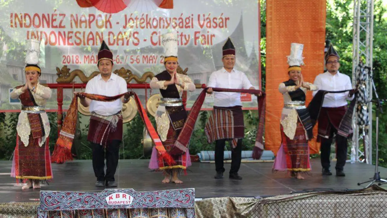 Ulos di acara Indonesian Days and Charity Bazaar. (Sumber: Pensosbud KBRI Budapest)