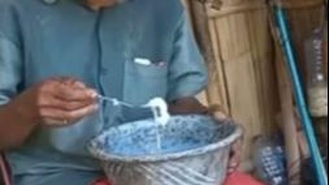 Penghasilan Tak Cukup Buat Beli Nasi dan Lauk, Kakek Tini Makannya Cuma Parutan Kelapa buat Ganjal Perut yang Lapar
