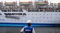 Kapal Pelni KM Dobonsolo yang membawa peserta Mudik Gratis Sepeda Motor sesaat sebelum bersandar di Pelabuhan Tanjung Priok, Jakarta Utara, Minggu (14/4/2024). (Liputan6.com/Angga Yuniar)