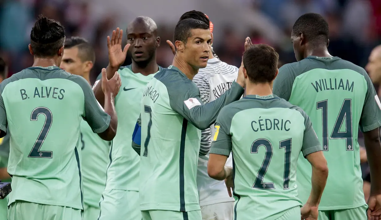 Bintang Portugal, Cristiano Ronaldo merayakan golnya ke gawang Rusia pada laga grup A Piala Konfederasi 2017 di Spartak Stadium, Moscow, (21/6/2017). Portugal menang 1-0. (AP/Ivan Sekretarev)