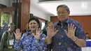 Presiden ke-6 RI Susilo Bambang Yudhoyono bersama Ani Yudhoyono menunjukkan tinta pada jarinya usai mencoblos pada Pilkada Serentak 2018 di Tempat Pemungutan Suara (TPS) 06 Kelurahan Nagrak, Gunung Putri, Bogor, Rabu (27/6). (Liputan6.com/Herman Zakharia)