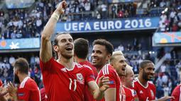 Wales - The Dragon tampil sangat mengejutkan karena mampu mencapai babak semifinal pada gelaran Euro 2016. Mereka juga menjadi puncak klasemen grup menggeser Inggris dan berhasil mengalahkan Belgia pada perempat final. Namun Wales takhluk di semifinal oleh Portugal. (Foto: AFP/Thomas Samson)