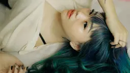 Berbagai warna rambut rupanya telah membuat penampilan Wendy makin keren. Mulai dari warna terang hingga gelap tampak begitu cocok. Kali ini Wendy Walters mengubah penampilan dengan mewarnai seluruh bagian rambutnya dengan perpaduan warna ungu dan hijau. (Liputan6.com/IG/@wendywalters)