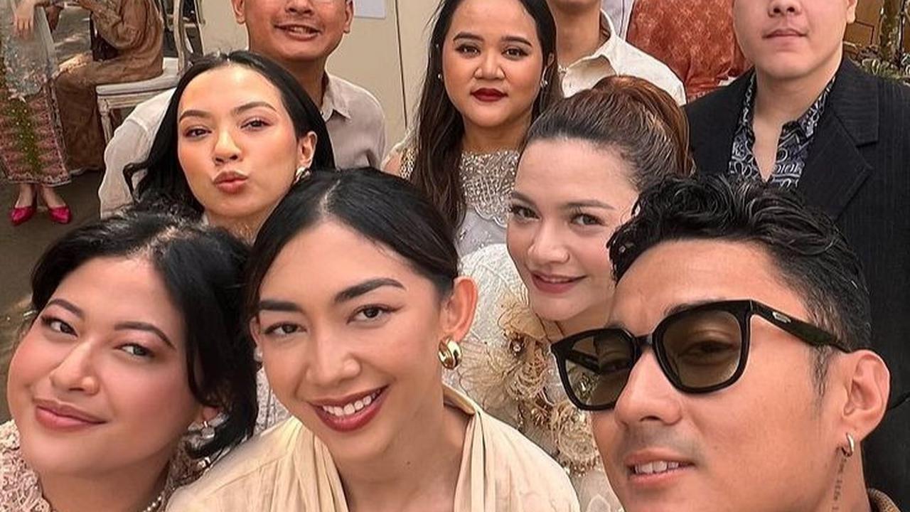 Hadir Bersama Artis yang Lain <br>
