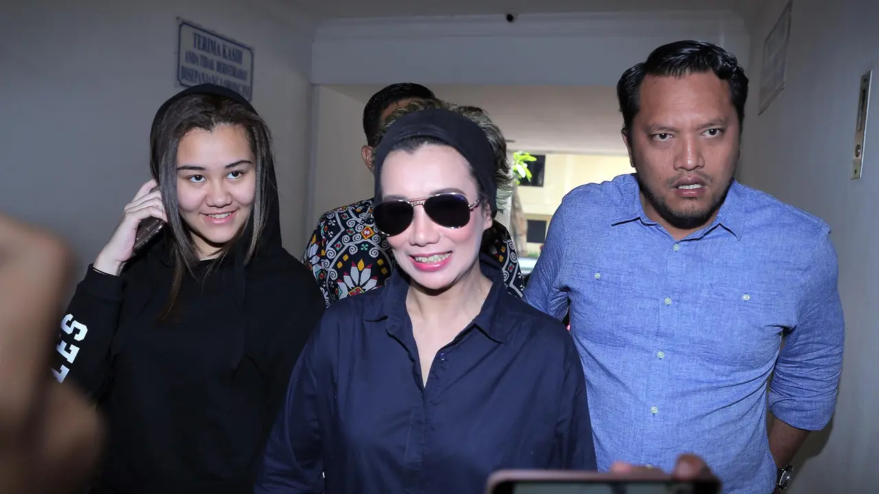 [Bintang] Reza Artamevia dilaporkan balik Gatot Brajamusti