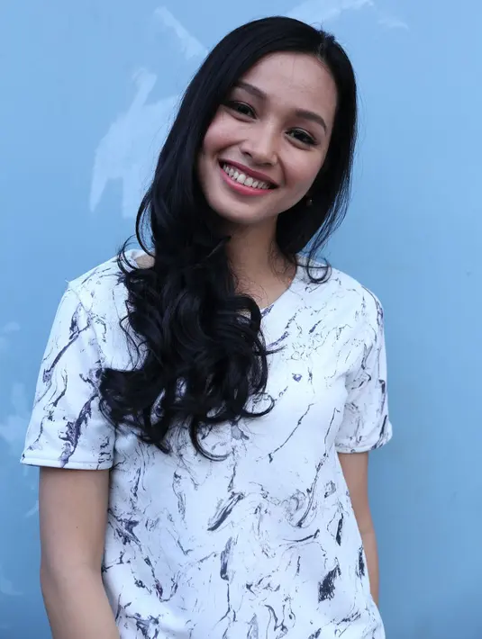 'Balik lagi ke kita ya. Enggak masalah sih (cibiran), namanya hidup ada pro dan kontra, terserah mereka saja. Aku sih menjalani hidup dengan positif saja ya,' tutur Tya lagi. (Andy Masela/Bintang.com)