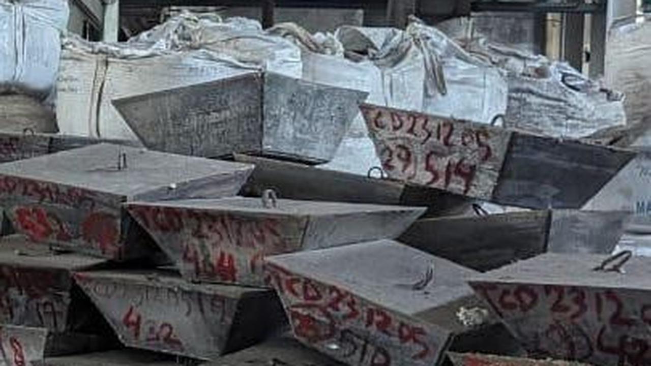 Penampakan timah yang tersimpan di dalam sebuah gudang di lingkungan perusahaan PT Refined Bangka Tin (RBT). Dokumen foto: Kejagung