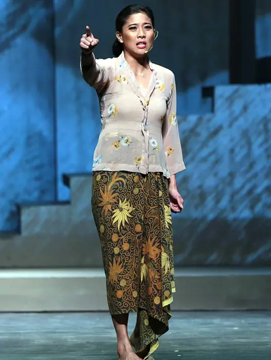 Dalam pementasan tersebut, selain membaca puisi, juga menjadi produser. Bukan pekerjaan mudah bagi Olivia. Selain belajar penjiwaan untuk baca puisi juga sibuk sebagi produser. (Deki Prayoga/Bintang.com)