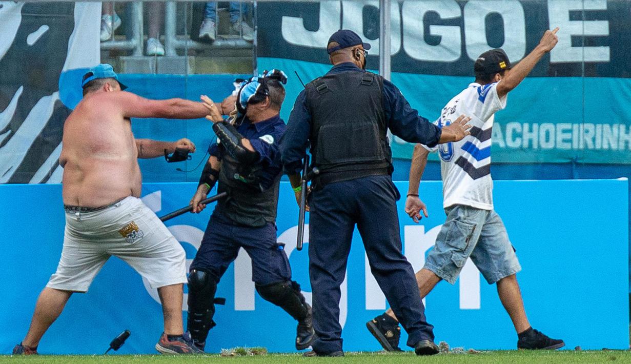 Laga Gremio kontra Palmeiras di Liga Brasil harus tercoreng lantaran kerusuhan yang didalangi oleh suporter tuan rumah yang kecewa timnya kalah. (AFP/Raul Pereira)