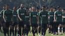 Pemain Timnas Indonesia U-22, Marinus Wanewar, bersama rekan-rekannya saat latihan di Lapangan ABC Senayan, Jakarta, Senin (7/1). Latihan ini merupakan persiapan jelang Piala AFF U-22. (Bola.com/Vitalis Yogi Trisna)
