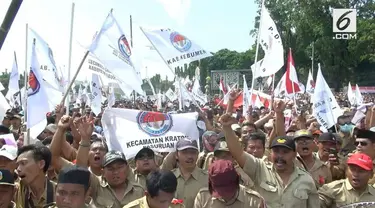 Ribuan perangkat desa berunjuk rasa di depan Istana Merdeka Jakarta Pusat. Mereka menuntut janji Presiden Jokowi mengangkat mereka jadi PNS