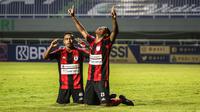 Dua gelandang Persipura Jayapura, Ramai Melvin Rumakiek (kanan) dan Todd Rivaldo Ferre melakukan selebrasi usai mencetak gol penyeimbang 1-1 saat laga pekan pertama BRI Liga 1 2021/2022 melawan Persita Tangerang di Stadion Pakansari, Bogor, Sabtu (28/08/2