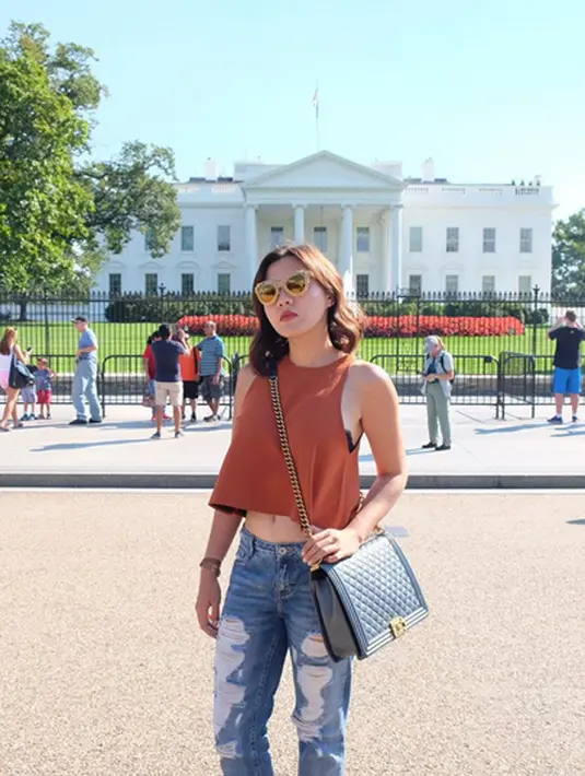 “Mencari pakde Obama. Hahaha” tulis Vicky Shu ketika berpose di depan White House yang merupakan bangunan ikonik di Washington DC, Amerika Serikat. (via instagram/@vickyshu)