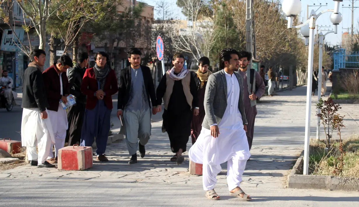 Siswa laki-laki tiba di Universitas Herat setelah universitas dibuka kembali di Herat, Afghanistan, Senin (6/3/2023). Larangan kuliah adalah salah satu dari beberapa pembatasan yang diberlakukan untuk perempuan sejak Taliban kembali berkuasa di Afghanistan pada Agustus 2021 dan telah memicu kemarahan global. (Wakil KOHSAR / AFP)