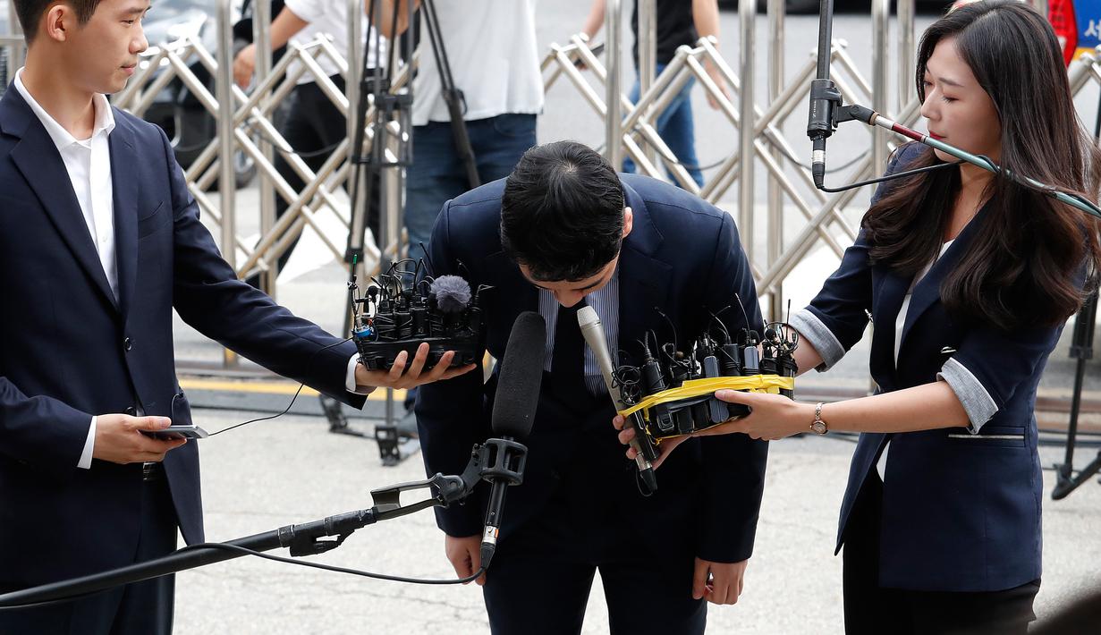 Mantan anggota boyband BIGBANG, Seungri membungkukkan badannya seraya meminta maaf setibanya untuk menjalani interogasi di Kantor Polisi Metropolitan Seoul, Rabu (28/8/2019). Polisi memanggil Seungri untuk memberikan keterangan atas tuduhan kasus perjudian di luar negeri. (AP/Ahn Young-joon)