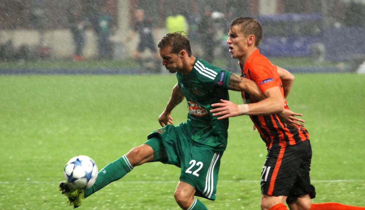 Pemain Rapid Vienna, Mario Pavelic (kiri), menjaga pergerakan striker Shakhtar Donetsk, Oleksandr Gladkyy dalam laga leg 1 babak play-off Liga Champions di Stadion Ernst Happel, Wina, Rabu (19/8/2015). (Bola.com/Reza Khomaini)