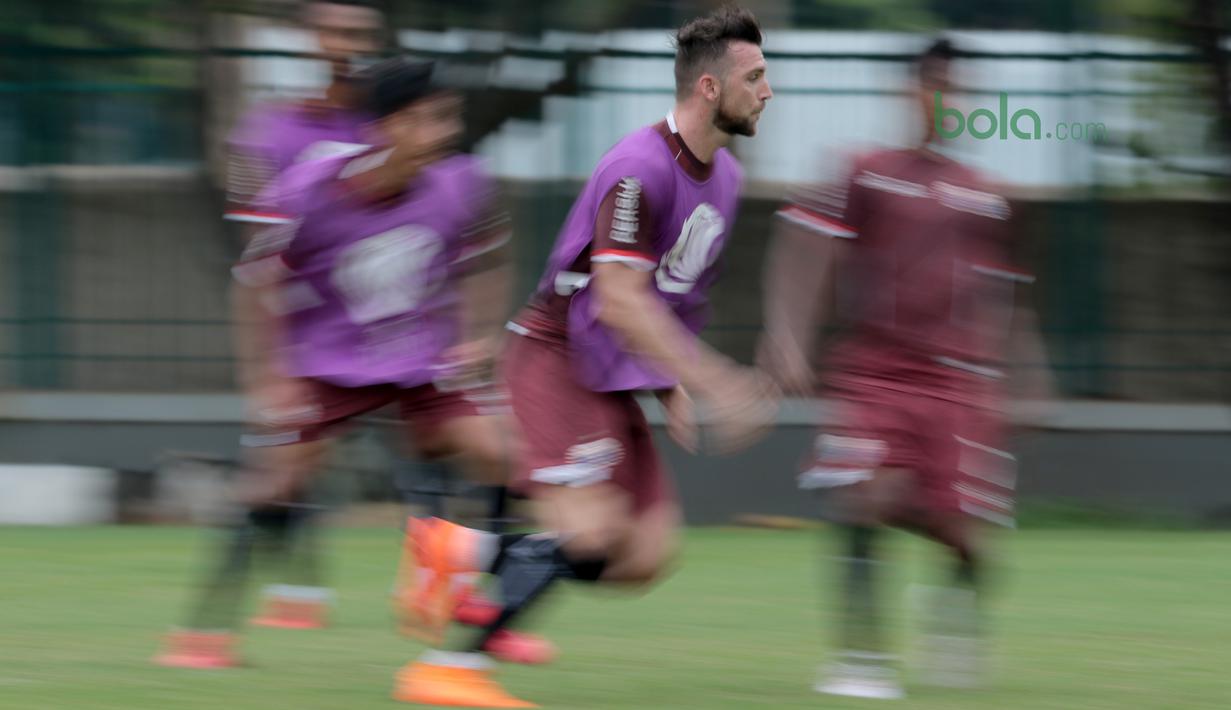 Aksi Marko Simic mengejar bola saat sesi latihan jelang Piala AFC 2018 di Lapangan ABC, Senayan, Jakarta, (13/3/2018). Persija akan melawan Song Lam Nghe An FC. (Bola.com/Nick Hanoatubun)