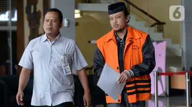 PPK di Satuan Kerja PJN XII Balikpapan Andi Tejo Sukmono (kanan) usai menjalani pemeriksaan di Gedung KPK, Jakarta, Rabu (22/1/2020). Andi diperiksa sebagai tersangka untuk melengkapi berkas dugaan suap pengadaan proyek jalan di Provinsi Kalimantan Timur tahun 2018-2019. (merdeka.com/Dwi Narwoko)