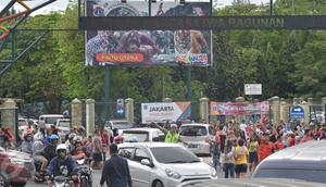Petugas mengatur lalu lintas di depan kebun binatang Ragunan, Minggu (25/12) Ragunan menjadi pilihan warga untuk mengisi waktu liburan panjang. (Liputan6.com/Helmi Afandi)