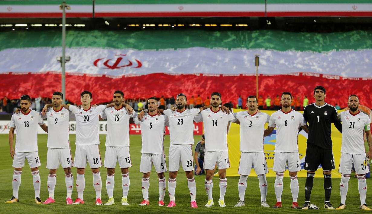 1. Iran - Negara Timur Tengah ini menjadi wakil Asia pertama yang memastikan diri lolos ke Piala Dunia 2018. Tim asuhan Carlos Queiroz ini menjadi juara Grup A dengan unggul tujuh poin dari Korsel di posisi kedua. (AFP/Atta Kenare)	