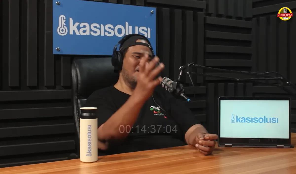 Fahmi Bo saat itu menjelaskan jika dirinya saat ini bekerja menjadi sopir Azis Gagap. Kebetulan saat itu dia sedang butuh pekerjaan.<br>