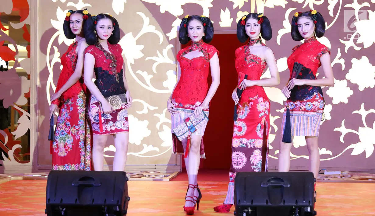 Ragam busana rancangan desainer Anne Avantie dalam peragaan bertajuk Pecinan Jaman Now di Mal Taman Anggrek, Jakarta, Jumat (9/2). Dalam acara ini ada pertunjukan barongsai, seni kaligrafi Tionghoa, dan Parade Show. (Liputan6.com/Immanuel Antonius)