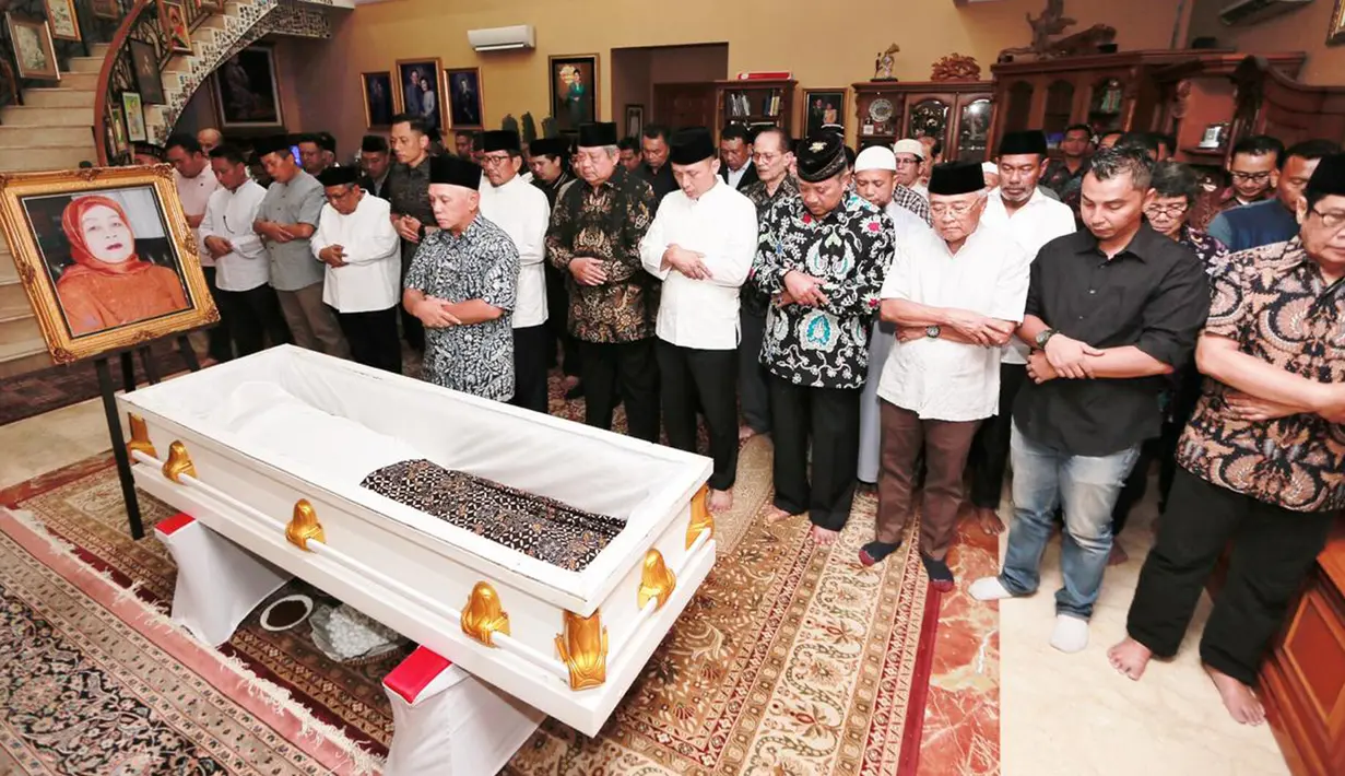 Suasana saat jenazah Ibunda Presiden ke-6 Susilo Bambang Yudhoyono, almarhumah Siti Habibah, disemayamkan di rumah duka Puri Cikeas, Bogor, Jawa Barat, Jumat (30/8/2019). Ibunda SBY, Siti Habibah, meninggal dunia di RS Mitra Keluarga Cibubur pada usia ke 87 tahun. (Liputan6.com/HO/Anung Aninditio)