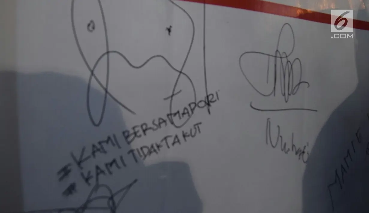 Warga menandatangani spanduk saat tablig akbar di Simpang Lima, Kota Semarang, Minggu (13/5). Spanduk tersebut bentuk dukacita untuk korban teror di Mako Brimob, Jakarta beberapa waktu lalu dan teror bom gereja di Surabaya. (Liputan6.com/Gholib)