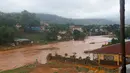 Sebuah aliran air mengalir setelah banjir di Regent, sebelah timur Freetown, Sierra Leone, 14/8). Sedikitnya 312 orang tewas dan lebih dari 2.000 orang kehilangan tempat tinggal mereka. (AP Photo/ Manika Kamara)