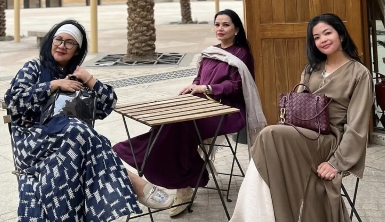 Pada kesempatan ini, Nina tampak menjinjing tas kulit anyam yang sekilas tampak dari brand Bottega Veneta, sedangkan Yanti memilih tas dari Loro Piana. [Foto: Instagram/ Yanti Airlangga]