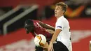 Bek Manchester United, Eric Bailly berebut bola dengan pemain LASK, Marko Raguz pada pertandingan leg kedua babak 16 besar Liga Europa di Stadion Old Trafford, Inggris (6/8/2020). MU menang 2-1 atas Lask dan melaju ke perempat final.  (AP Photo/Dave Thompson)