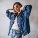 Apabila kamu bosan dengan biru, coba denim dengan warna berbeda. Jeans hitam dengan jaket biru navy atau jeans putih dengan jaket denim biru tua bisa memberi kesan modern. (foto/dok: freepik/senivpetro)