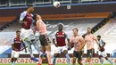 Pemain Aston Villa, Ezri Konsa, mencetak gol ke gawang Sheffield United pada laga Liga Inggris di Stadion Villa Park, Senin (21/9/2020). Aston Villa menang dengan skor 1-0. (Julian Finney/Pool via AP)