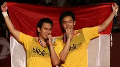 Mohammad Ahsan/Hendra Setiawan, berpose dengan medali emas Kejuaraan Dunia Bulutangkis 2015 setelah mengalahkan pasangan Tiongkok, Liu Xiaolong/Qiu Zihan di Istora Gelora Bung Karno, Senayan, Jakarta. Minggu (16/8/2015). (Bola.com/Arief Bagus)