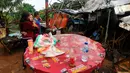 Seorang pedagang menangis usai warung kopi miliknya hancur tertimpa pohon tumbang di pinggir Jalan Raya Sawangan Depok, Minggu (09/10/20222). Setelah hujan es disertai angin kencang , banyak rumah warga yang bocor, angin kencang menumbangkan pohon-pohon besar di jalan Hingga memacetkan jalan. (merdeka.com/Arie Basuki)