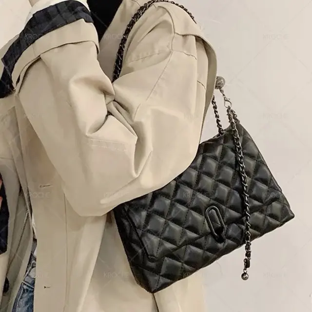 Tiru Gaya Fashion Ikonik ala Olivia Rodrigo dengan Outfit Low Budget, Ternyata Bisa Banget!