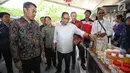 Menteri Koperasi & UKM RI Anak Agung Gede Ngurah Puspayoga (tengah)  meninjau kegiatan SETC Expo 2018 di Denpasar, Bali (15/12/2018). Kegiatan SETC Expo 2018 ini mendatangkan lebih dari 180 pelaku UKM binaan Sampoerna. (Liputan6.com/HO/Ading)