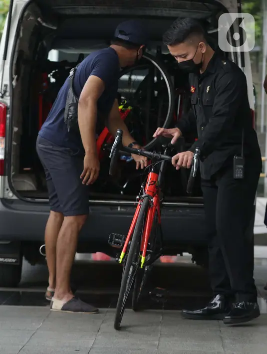 Petugas menurunkan sepeda jenis Road Bike di lobby Gedung KPK, Jakarta, Jumat (19/3/2021). KPK menerima 13 unit sepeda dari pihak yang mewakili tersangka suap perizinan pengelolaan komoditas perairan tahun 2020, Syafri, Staf Khusus mantan Menteri KKP, Edhy Prabowo. (Liputan6.com/Helmi Fithriansyah)